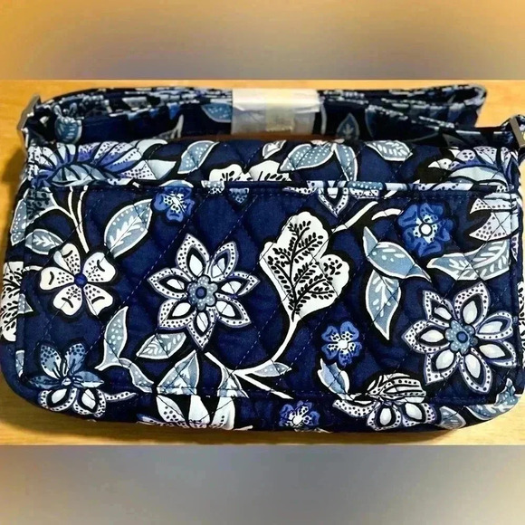 🆕
VERA BRADLEY NAVY BLUE TURNLOCK CROSSBODY BAG - Picture 10 of 11
